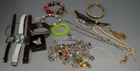 Lot 381 - A small collection of assorted costume...