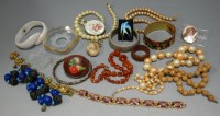 Lot 384 - A small collection of assorted costume...