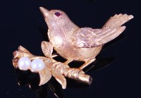 Lot 1154 - A modern 9ct gold brooch, modelled as a robin...