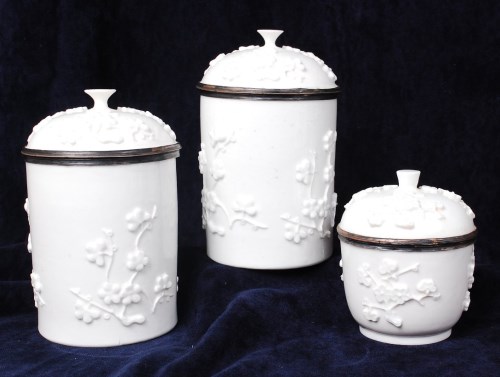 Lot 1074 - A pair of mid-18th century French Mennecy soft...