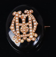 Lot 1253 - A late Victorian yellow metal, black onyx and...