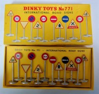 Lot 1933 - Dinky Toys, 771 International Road Signs...