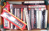Lot 787 - Tray of mixed make bogie coaches (F-G) various...