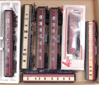 Lot 956 - 4 boxed and 6 unboxed carriages including...