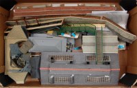 Lot 960 - 2 trays and box containing card and plastic...