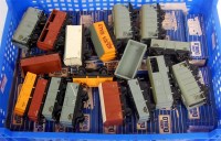 Lot 623 - 18 Hornby Dublo SD6 wagons all in blue/white...