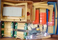 Lot 646 - Tray containing Hornby Dublo D1 accessories, 3...