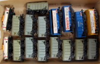Lot 666 - Hornby Dublo SD6 wagons, 2 ICI white tank...