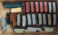 Lot 667 - 23 Hornby Dublo D1 and SD6 wagons including...