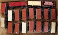 Lot 668 - 19 Hornby Dublo D1 and SD6 wagons including...