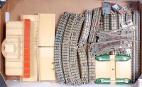 Lot 679 - Tray of Hornby Dublo 3-rail track, points etc,...