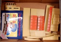 Lot 687 - Tray of Hornby Dublo D1 buildings, through...