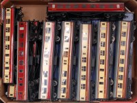 Lot 693 - Hornby Dublo Stanier type coaches, 4 WR...