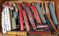 Lot 720 - Tray containing approx 35 mixed make and...
