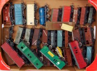 Lot 730 - Tray of unboxed wagons, 19 Mainline and Airfix...