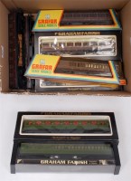 Lot 824 - 6 boxed, 2 unboxed Graham Farish coaches,...