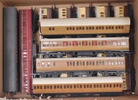 Lot 830 - Box containing 11 Graham Farish bogie coaches...