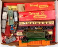 Lot 886 - 15 various Triang wagons including R342 car...