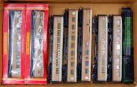 Lot 889 - Tray containing 5 Hornby Gresley teak coaches,...