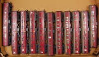Lot 894 - 2 trays containing 21 BR maroon Mk1 coaches...