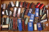 Lot 621 - Tray containing approx 45 Hornby Dublo D1 and...