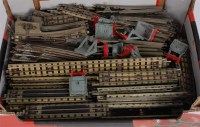 Lot 637 - Tray containing a quantity of Hornby Dublo...