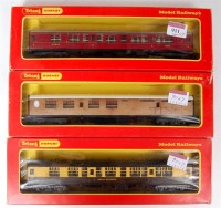 Lot 911 - 7 Triang Hornby coaches 2 R422, R423A, R743,...