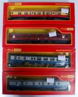 Lot 913 - 7 Triang Hornby coaches R339, R422, R425x2,...