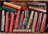 Lot 979 - 30+ Triang and Hornby coaches good range from...