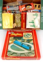 Lot 1004 - A tray containing Hornby stations, signal...