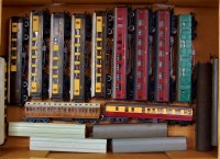 Lot 1032 - A tray containing 18 assorted Hornby and...