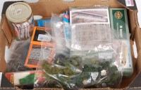 Lot 1102 - A tray of N gauge items, a quantity of track...