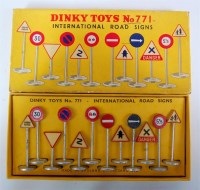 Lot 1934 - Dinky Toys, 771 International Road Signs...