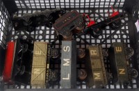 Lot 346 - A small plastic tray of assorted tinplate...