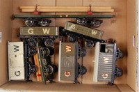 Lot 477 - A small tray containing 7 prewar Hornby GW...