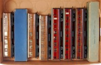 Lot 614 - Hornby Dublo 3 D1 Gresley coaches, one boxed,...