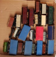 Lot 621 - 17 Hornby Dublo D1 and SD6 wagons (some...