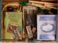 Lot 632 - Tray containing Hornby Dublo D1 footridge,...