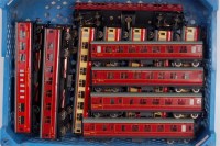 Lot 641 - 6 Hornby Dublo D12 coaches, 4 D22, 4048 and...