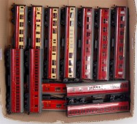 Lot 655 - 13 Hornby Dublo plastic wheeled coaches, 2 x...