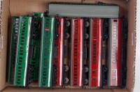 Lot 684 - 9 Hornby Dublo D14 suburban coaches, 4 maroon...