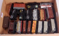 Lot 700 - Tray containing 18 mainline wagons and 1 white...