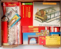 Lot 730 - 2 trays of scenic items including Hornby R599...