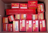 Lot 735 - Tray containing 20 Traing and Hornby wagons (G-...
