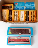 Lot 782 - 14 H0 freight cars by Bachmann, Model Power,...
