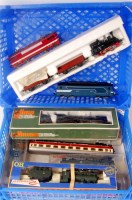 Lot 804 - A mixed lot of H0 items, Rivarossi old time...