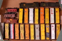 Lot 828 - 25 various American H0 outline freight cars,...