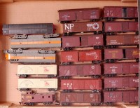 Lot 834 - 42 H0 American freight cars, various makers,...