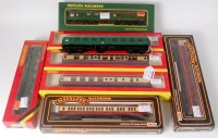 Lot 865 - Hornby 2R4206A, R4257 Mk 1 coaches (NM-BNM),...