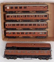 Lot 908 - Mixed rake of 6 Gresley corridor tank coaches...